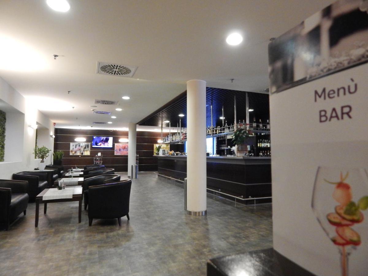 Mercure Leonardo da Vinci Rome Airport Fiumicino Esterno foto